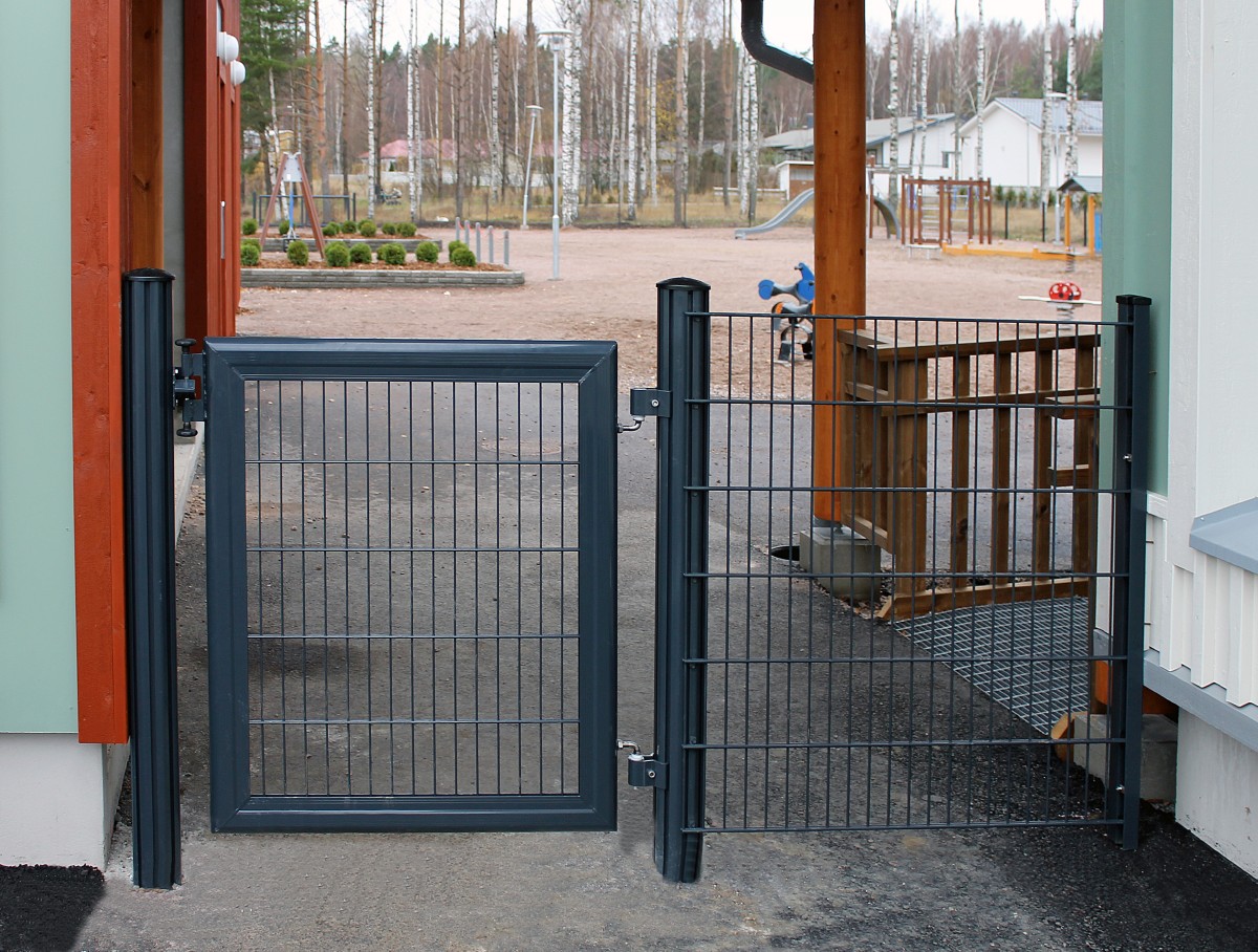 Päiväkodin pihaportti ja säleverkkoaita, Pur-ait